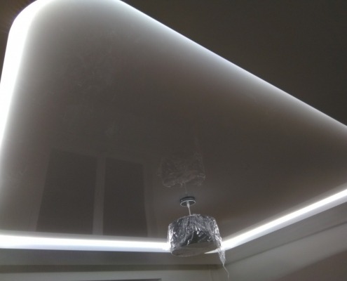 Blizgios dviejų lygių įtempiamos lubos su led perimetro apšvietimu