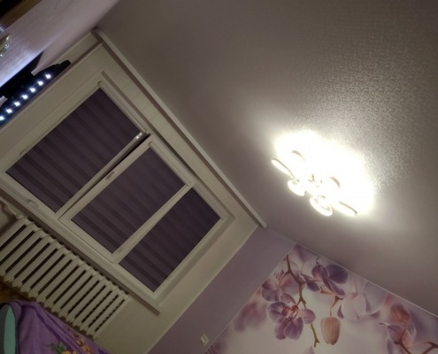 įtempiamos lubos su karnizu tekstūros ornamento piešiniu