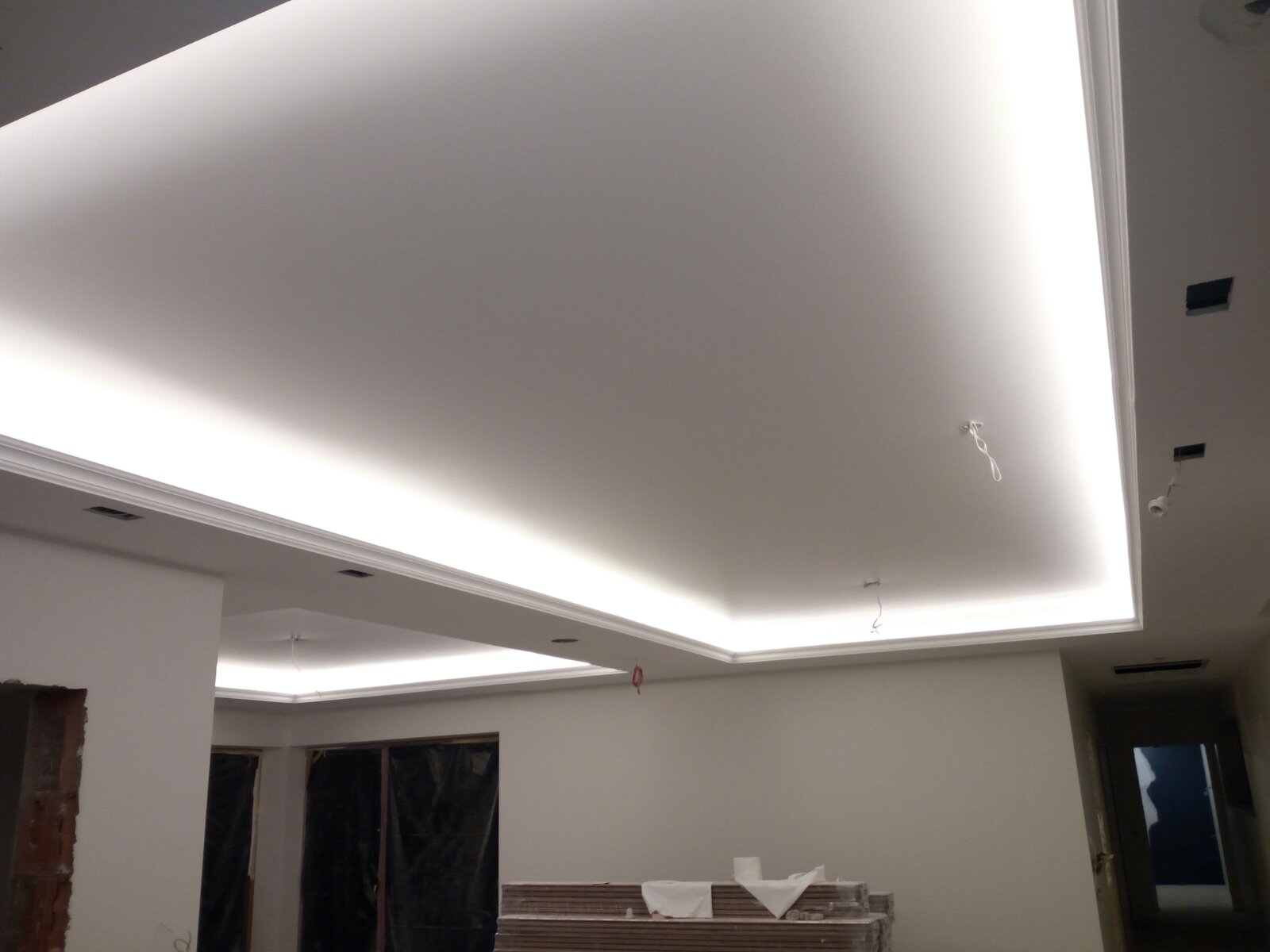 LED dviejų lygių įtemptų lubų apšvietimas