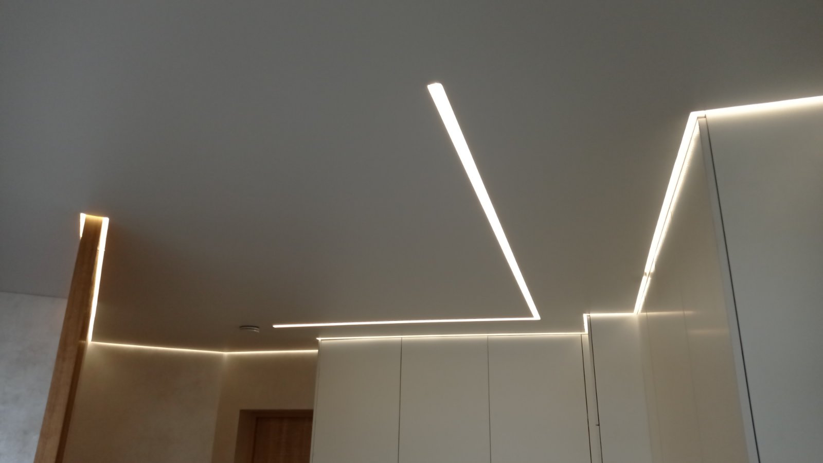 LED juostų matinės baltos įtemptos lubos