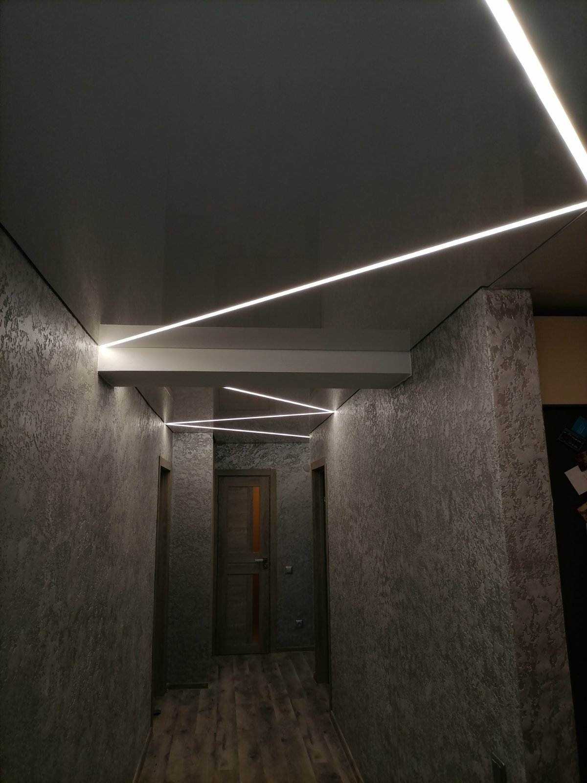 LED zig zag formos juodos įtemptos lubos