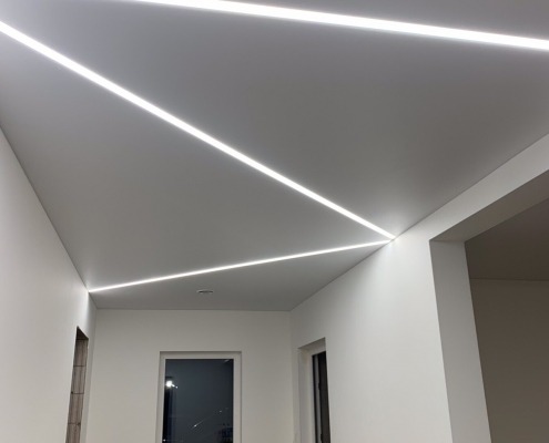 LED zigzag juostų matinės baltos įtemptos lubos