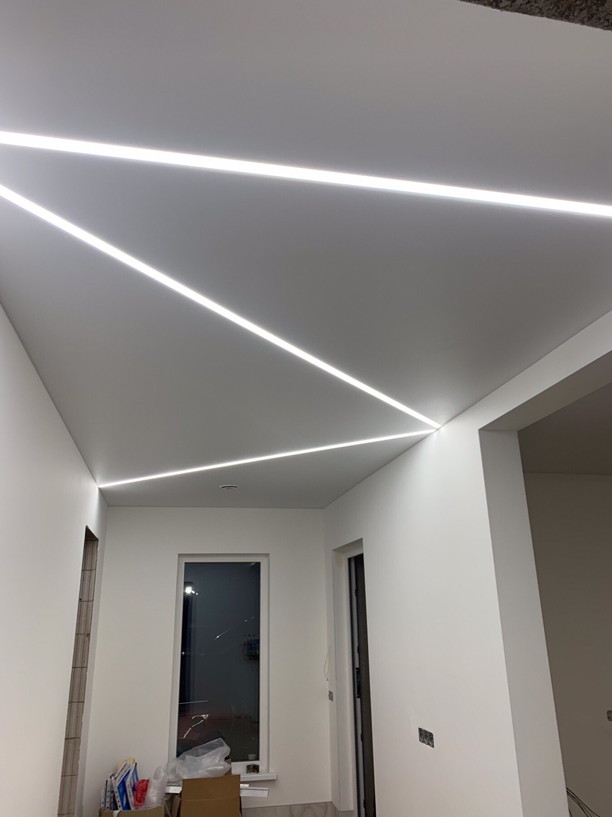 LED zigzag juostų matinės baltos įtemptos lubos