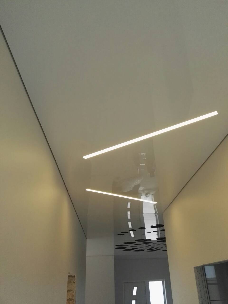 Šviesolaidžio instaliacija įtempiamose lubose